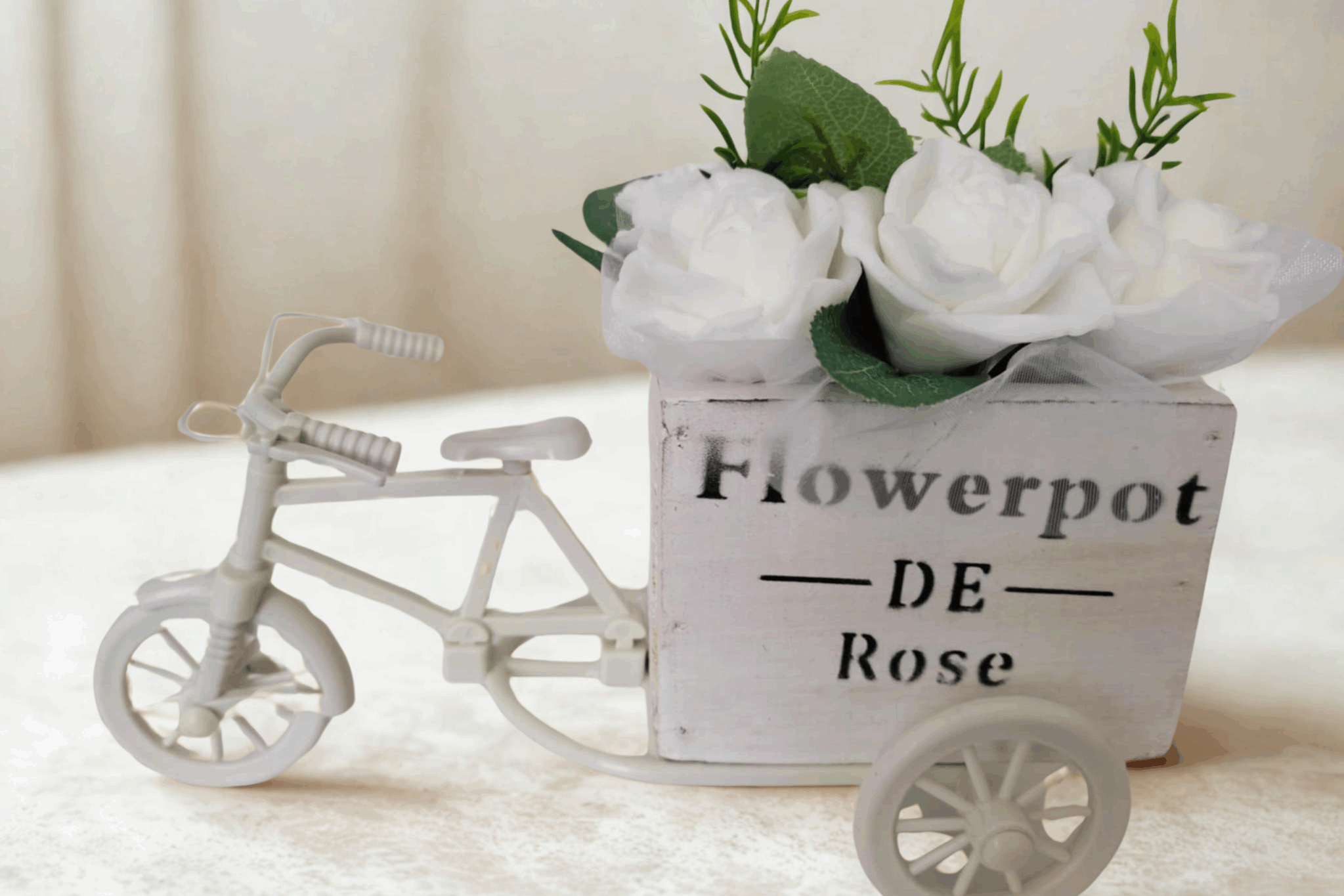 Esküvői fehér rózsacsokor asztaldísz