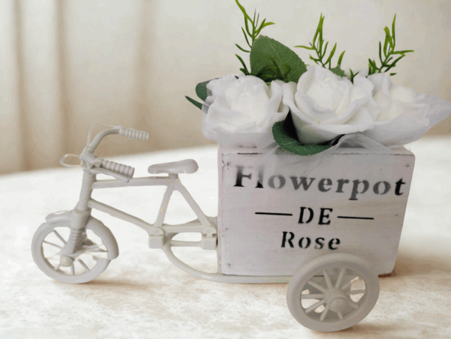 Esküvői fehér rózsacsokor asztaldísz