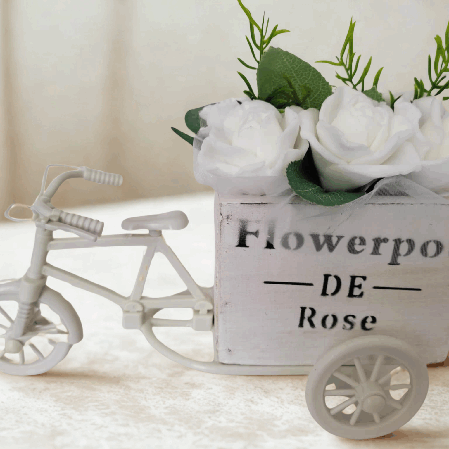 Fehér rózsacsokor tricikliben